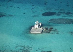 Il Johnson South Reef prima dell'inizio dei lavori. Immagine delle forze armate filippine.