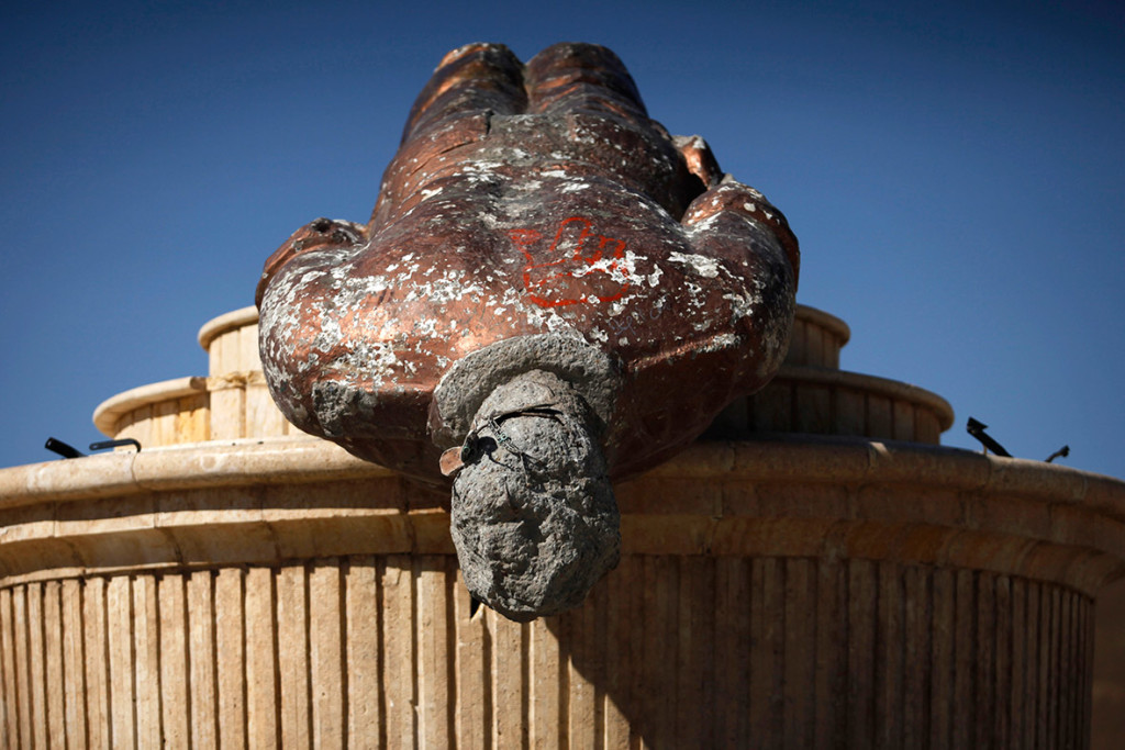 Statua di Bassel Assad abbattuta a Raqqa, Aprile 2013. Credit to: Reuters