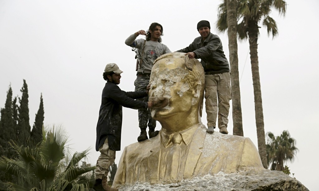 Statua di Hafez Assad abbattuta a Idlib, 2015. Credit to: Khalil Ashawi/REUTERS