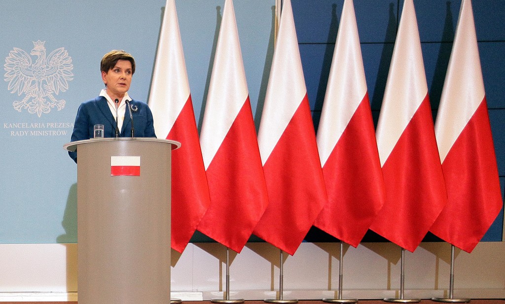 Il Primo ministro polacco Beata Szydlo ad una conferenza stampa a novembre, a Varsavia. Con i precedenti governi alle spalle del podio compariva anche la bandiera europea, che ora è stata rimossa / credits: AP Photo