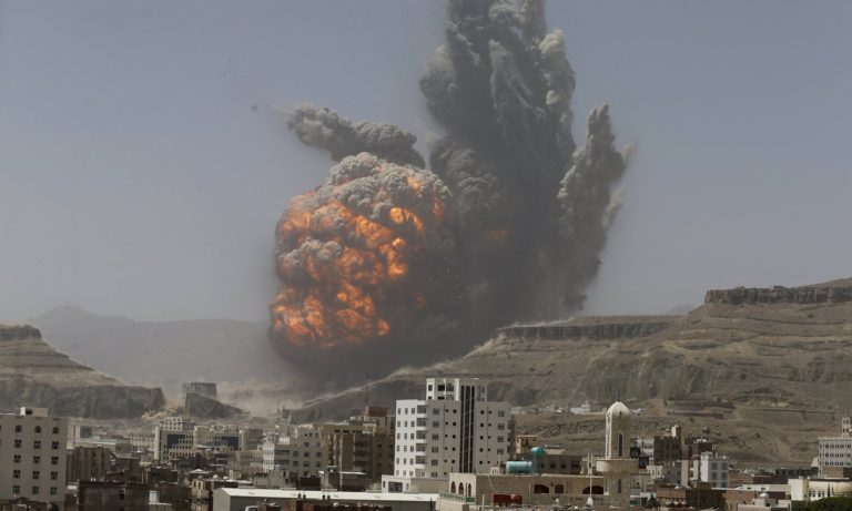 Attacco aereo su un deposito di armi su una montagna che sovrasta la capitale dello Yemen, Sana'a. Credit to: Khaled Abdullah/Reuters