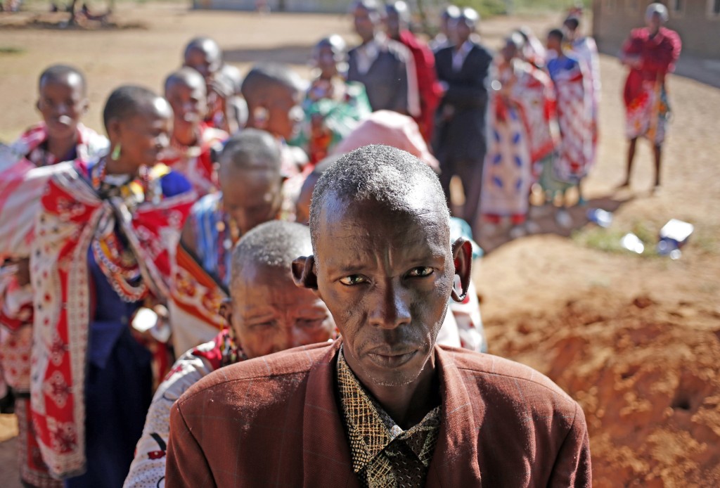 Elettori Masai fuori da un seggio durante le elezioni presidenziali e parlamentari vicino alla città di Magadi circa 85 km a sud di Nairobi in Kenya 4 marzo, 2013 / credits: Reuters / Goran Tomasevic