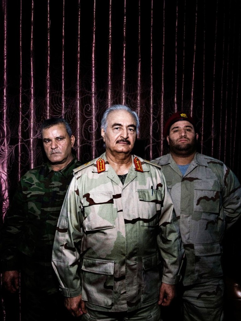 Il generale Khalifa Haftar, qui nella foto, controlla delle milizie libiche armate dall'Egitto nelle aree sotto la giurisdizione del governo libico di Tobruk. Al momento risulta essere uno dei più grandi ostacoli alla formazione di un governo di unità nazionale, a causa dell'ostilità apertamente dichiarata nei suoi confronti dal governo stanziato a Tripoli, a sua volta sponsorizzato dalla Turchia e dal Qatar. GABRIELE MICALIZZI / CESURA