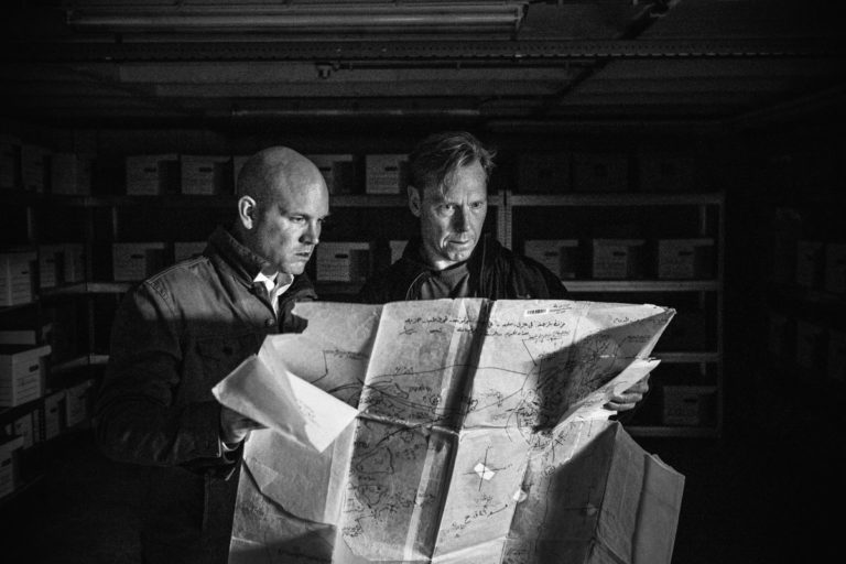 Chris Engels (Capo del team investigativo della CIJA) and Bill Wiley (Direttore e fondatore della CIJA) all'interno della stanza delle prove della Commission for International Justice and Accountability. Credits to: Ben Taub