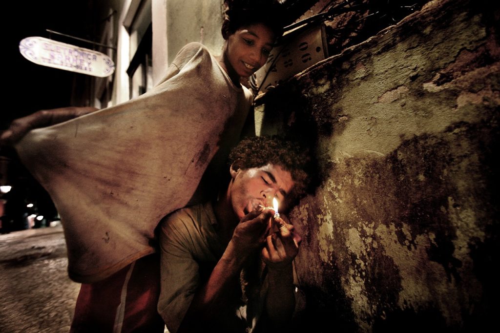 Due ragazzi – uno dei quali di 12 anni – fumano Paco a Pelourinho, nel vecchio centro di Salvador de Bahia. Brasile, 2010 © Valerio Bispuri