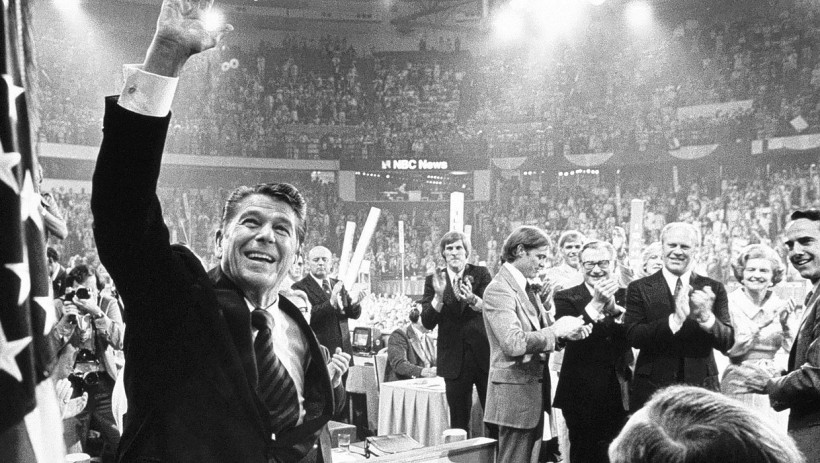 Ronald Reagan saluta la folla alla convention repubblicana del 1976 a Kansas City. Dietro di lui, (da sinistra a destra) il figlio di Gerald Ford, Mike Ford, Jack Ford, Steve Ford, il Vice-presidente Nelson Rockefeller, il Presidente Gerald Ford, Betty Ford, e il candidato in ticket con Ford per la vicepresidenza, Bob Dole / credits: David Hume Kennerly / Getty Images