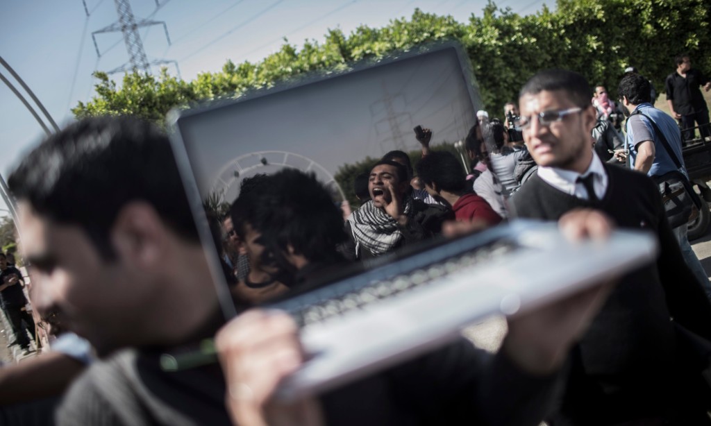 Un giornalista riprende una protesta con il proprio pc nella periferia del Cairo / credits: Oliver Weiken - EPA