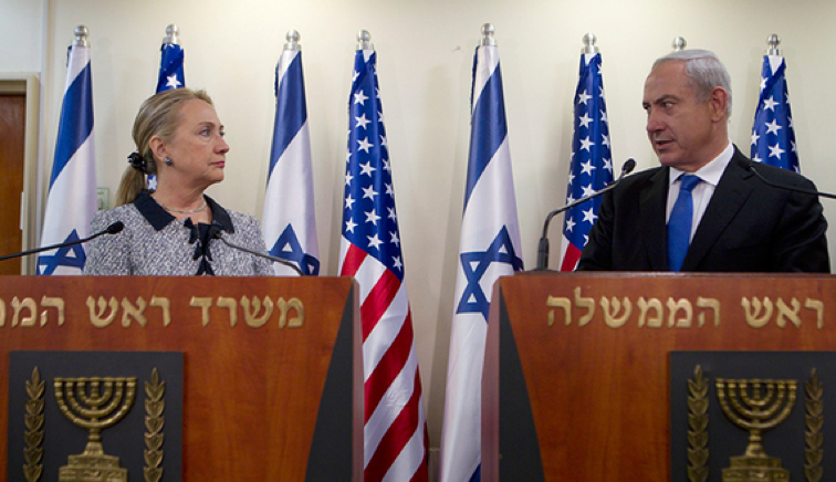 Hillary Clinton e Benjamin Netanyahu, durante una visita diplomatica in Israele quando Clinton era Segretario di Stato / Reuters - Baz Ratner