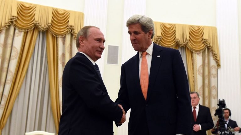 Il Segretario di Stato americano John Kerry stringe la mano al presidente russo Vladimir Putin prima del loro incontro a Mosca, il 14 luglio 2016. Credits to: Vasily Maximov/AFP