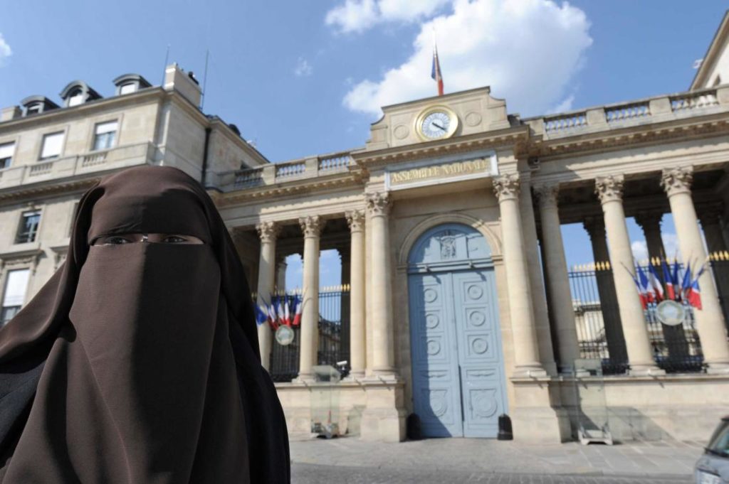 Parigi 2011 Una donna manifesta davanti all'Assemblea Nazionale francese la sua volontà di indossare il niqab nei luoghi pubblici. Credits to: MEHDI FEDOUACH/AFP/Getty Images)