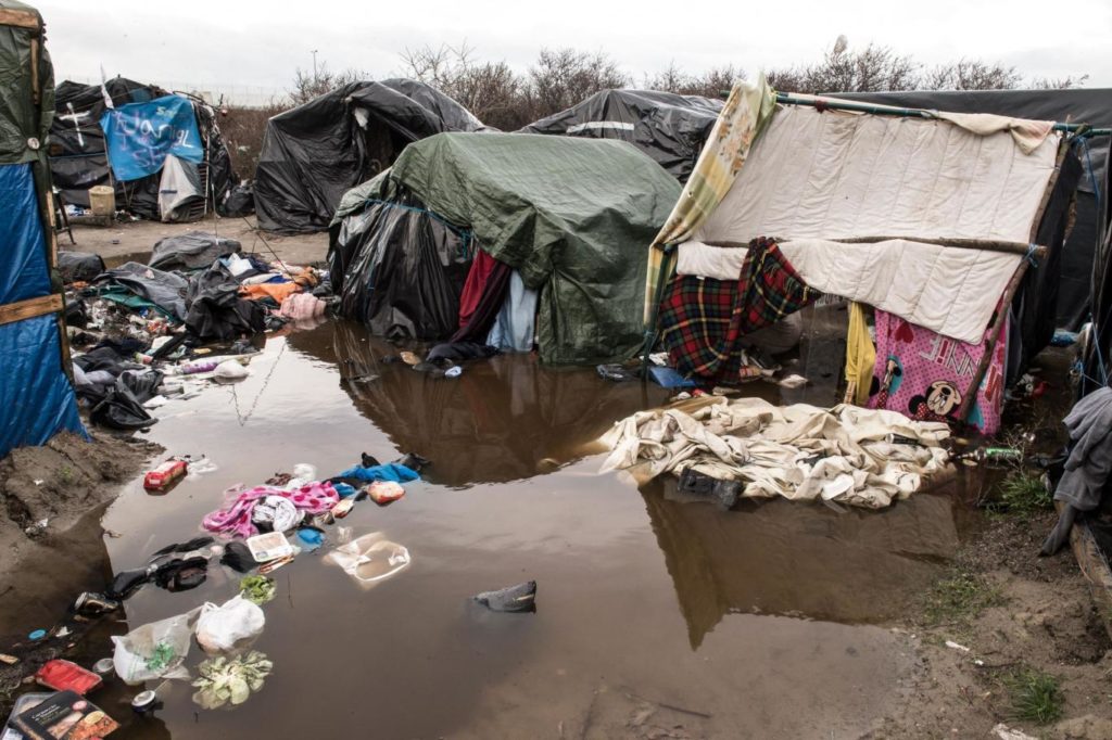 Abitazioni di fortuna nel grande campo di Calais, Francia. Credits: Martin Barillas