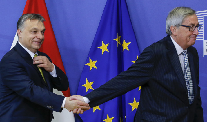 Il Presidente della Commissione europea Jean-Claude Juncker accoglie allegramente il primo ministro Viktor Orban ad un meeting del Consiglio europeo a Brussels, in Belgio - credits: Epa / Olivier Holset 