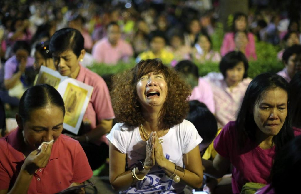 Cittadini thailandesi piangono la morte del loro Sovrano a Bangkok - credits: Epa