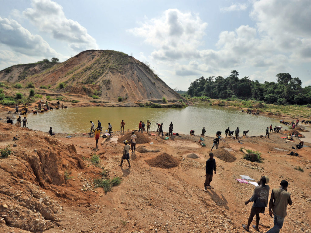 Cercatori di diamanti in un fiume nei pressi della miniera di Koidu - credits: Getty Images
