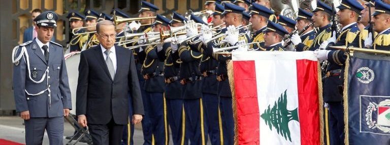 Michel Aoun passa in rassegna le guardie d'onore all'arrivo al palazzo presidenziale di Baabda, vicino Beirut. 31 ottobre 2016. Credits to: Aziz Taher/Reuters.