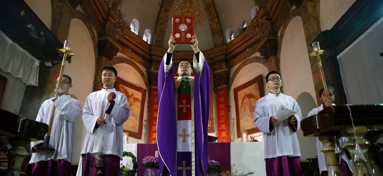Messa domenicale nella Chiesa cattolica di Xuanwumen approvata dallo Stato a Pechino, 4 dicembre 2016. Credits to: European Pressphoto Agency.