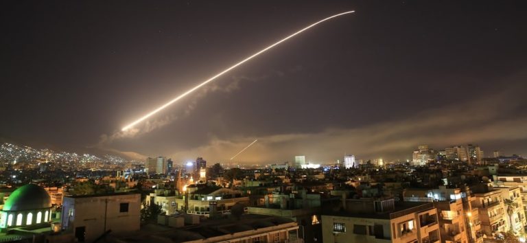 Il cielo di Damasco si accende con il fuoco di missili terra-aria della contraerea siriana. Credits to: Hassan Ammar/AP.