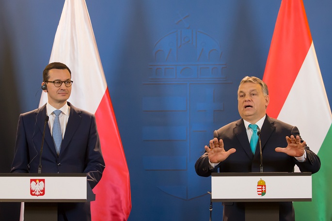 Da sinistra il primo ministro polacco Mateusz Morawiecki con il premier ungherese Viktor Orban / © Xinhua/Attila Volgyi
