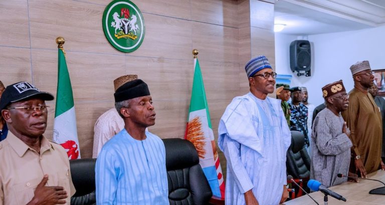 Il Presidente nigeriano Muhammadu Buhari canta l'inno nazionale nel quartier generale del Congresso di Tutti i Progressisti (APC) ad Abuja, in Nigeria, il 27 febbraio 2019. Credits to: Bayo Omoboriowo/ Presidenza della Nigeria.