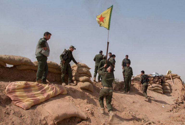 Bandiera dell'YPG issata sul Monte Abdulaziz (sud-ovest di Hasaka). Credit to Reuters