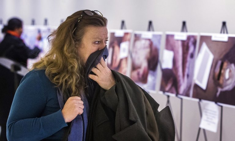 La reazione di una donna di fronte alle 30 foto esposte al Palazzo di Vetro nel marzo 2015. Credit to: Lucas Jackson/Reuters