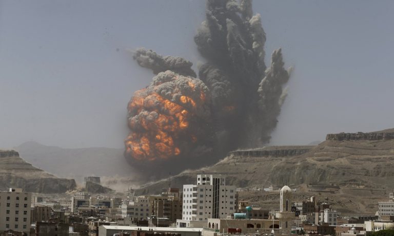 Attacco aereo su un deposito di armi su una montagna che sovrasta la capitale dello Yemen, Sana'a. Credit to: Khaled Abdullah/Reuters