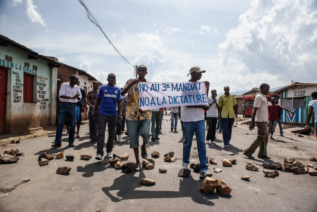 Dimostranti manifestano contro il terzo mandato di Pierre Nkurunziza's, Presidente del Burundi, a Nyakabiga il 16 maggio 2015 - credits: Afp / Jennifer Huxta