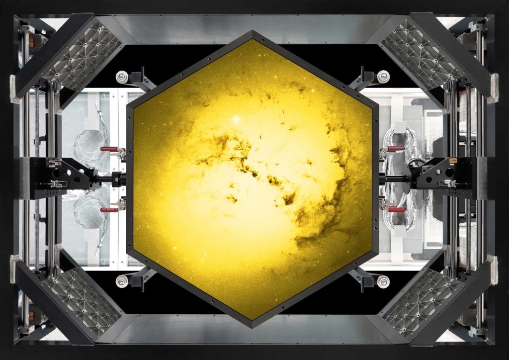 “Golden Eye II”. Questa foto rappresenta uno degli specchi del Telescopio Spaziale James Webb. Questo telescopio di nuova generazione dovrebbe essere lanciato in orbita nel 2018 e sostiuirà il famoso Hubble - Michael Najjar, 2012