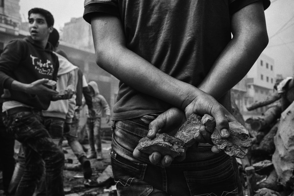 Lanciatori di pietre palestinesi si radunano vicino ad un check-point che porta al quartiere di Tel Rumeida. Hebron, West Bank. Novembre 2015 © Lorenzo Tugnoli