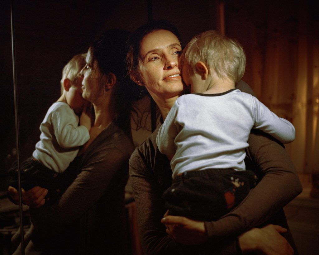 Jóna, 50 anni, vive in una piccola città nel nord dell'Islanda, con quattro dei suoi cinque figli. La sua figlia più grande vive e lavora a Reykjavík, e rimandono molto vicine. “Siamo migliore amiche e parliamo di ogni cosa”, racconta Jóna © Annie Lung