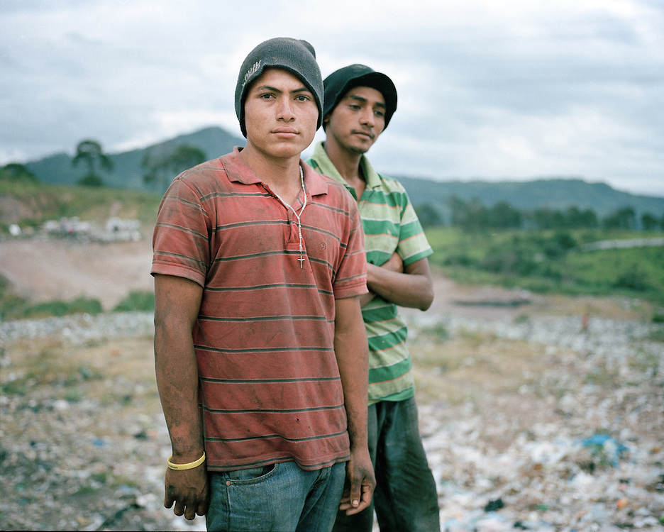 Angel e Gerson posano per un ritratto nella discarica municipale dove lavorano, a Tegucigalpa © Dominic Bracco