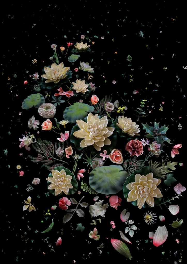 Hong Kong Soup: Lotus Garden. Una collezione di differenti specie di fiori artificiali che non esisterebbero nello stessa stagione in natura e non dovrebbero trovarsi nell'oceano. Il fiore di loto, in Cina, rappresenta i primi segni di bellezza. © Mandy Barker