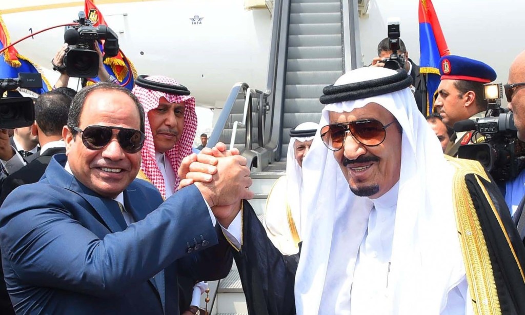 Abdel Fatah al-Sisi, a sinistra, stringe la mano al Re Saudita Salman, dopo la siglia del patto che consegna la sovranità di Tiran al Regno Saud / credits: Sherif Abdel Minoem - AP