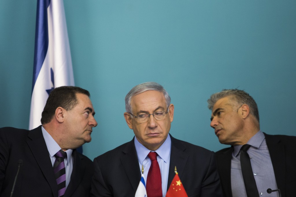 Il Ministro dei trasporti israeliano Yisrael Katz (a sinistra), Benjamin Netanyahu (al centro) e il Ministro delle finanze Yair Lapid (a destra) / credits: Noam Revkin Fenton/FLASH90