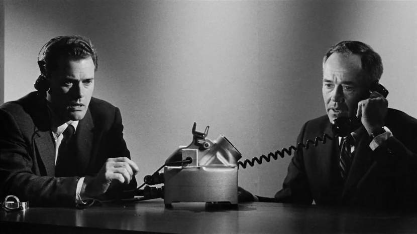 Scena dal film "Fail Safe: a prova d'errore". Il Presidente americano è al telefono con il suo omologo sovietico, in una critica conversazione sulla deterrenza atomica / regia di Sidney Lumet (1964), produzione Max E. Youngstein