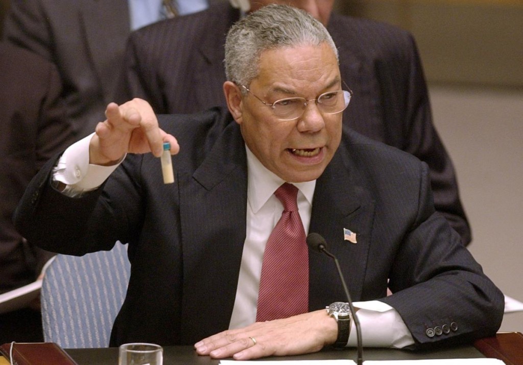 Il famoso discorso in cui Colin Powell - Segretario di Stato di epoca Bush - ha giustificato all'Onu l'invasione dell'Iraq, mostrando una finta fialetta di antrace. Le informazioni che hanno portato a questa decisione si sono poi rivelate false.