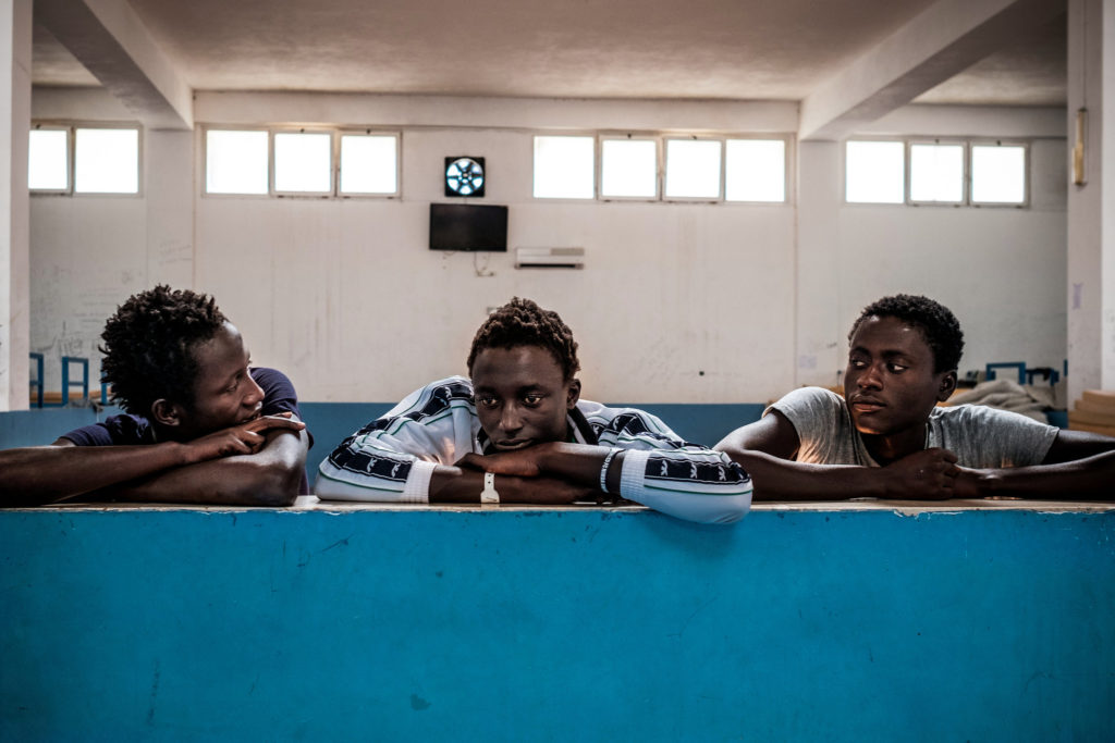 Ablie, 17, Fodaoi, 14, and Alieu, 17, provenienti dal Gambia, nel centro per minori non accompagnati a Pozzallo, Italia. © Ashley Gilbertson