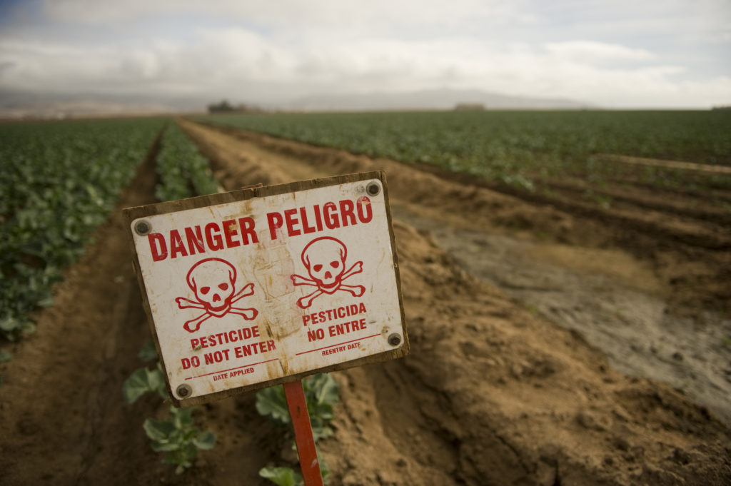 Un cartello di segnala la presenza di pesticidi altamente tossici nei campi agricoli della California. Credits: Paolo Vescia - TTIP spiegato 2