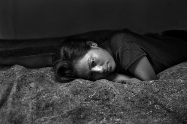 Marisol Espinoza, una ragazza di 20 anni del Chiapas, Messico, in un centro per deportati e migranti la notte successiva alla sua cattura. Era entrata negli Stati Uniti e aveva camminato nel deserto dell'Arizona per 6 giorni, fino al momento del suo arresto ad opera di una pattuglia di confine americana © Louie Palu http://louiepalu.photoshelter.com/portfolio/G00000HwIP1Korg8)