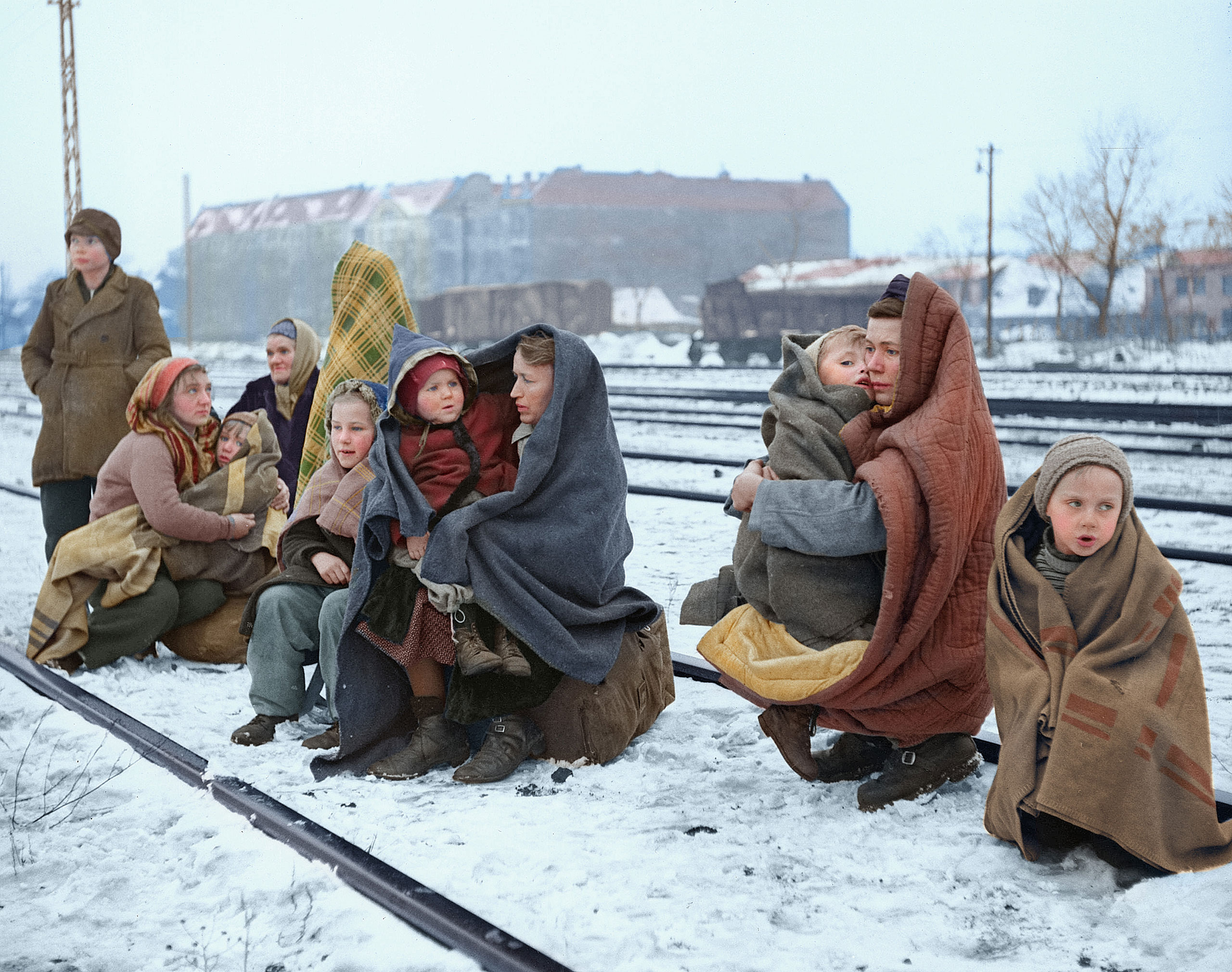 Sono gli unici sopravvissuti di 150 polacchi che il 14 Dicembre del 1945 camminarono da Lodz, Polonia fino a Berlino, avvolti in delle coperte. Nella foto aspettano sulle rotaie nella speranza di essere raccolti da un treno dell'esercito Britannico e ricevere aiuto © Time Fred Ramage/Keystone/Getty Images