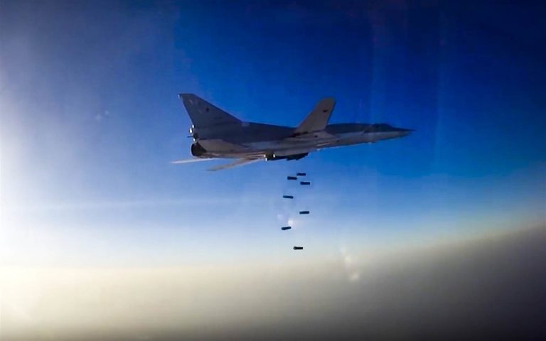 Come bombardano in Siria gli Stati Uniti e la Russia