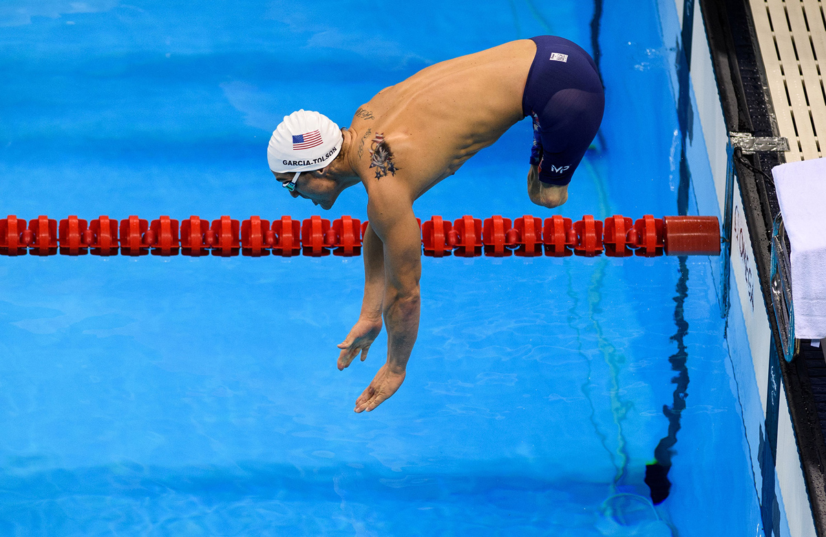 crediti immagine: Rudy Garcia-Tolson, USA, parte della Heat 1 dei 100 metri a farfalla di nuoto maschile © Bob Martin For Ois / IOC / AFP / Getty) (http://www.theatlantic.com/photo/2016/09/the-2016-summer-paralympics/499622/)