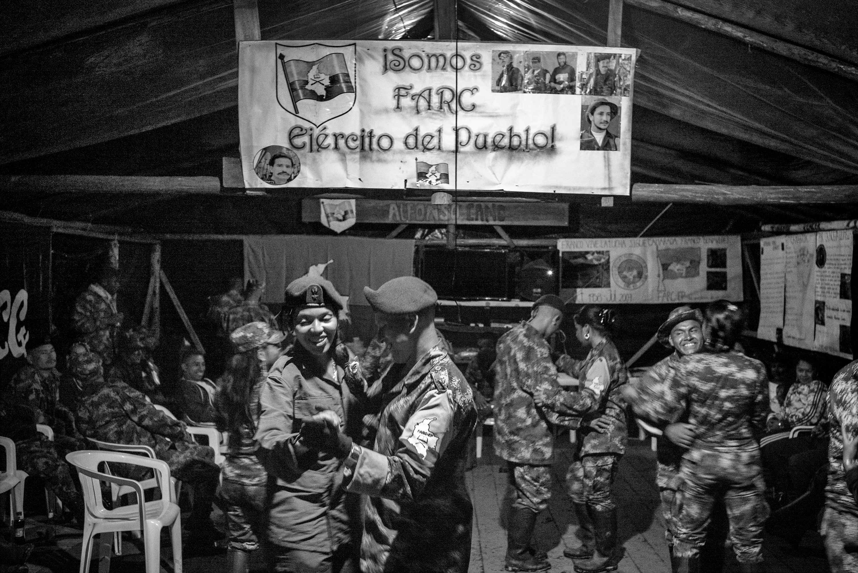 Membri delle FARC danzano durante una festa in un loro campo. Con l'accordo di pace raggiunto all'Havana il 24 agosto 2016, il gruppo inizierà il processo per diventare un movimento politico. © Alvaro Ybarra Zavala