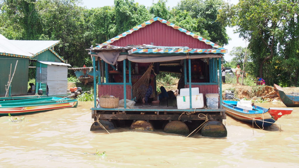 Una delle tante case galleggianti del villaggio di Chong Kneas sul lago Tonle Sap. Credits: Paolo Iancale
