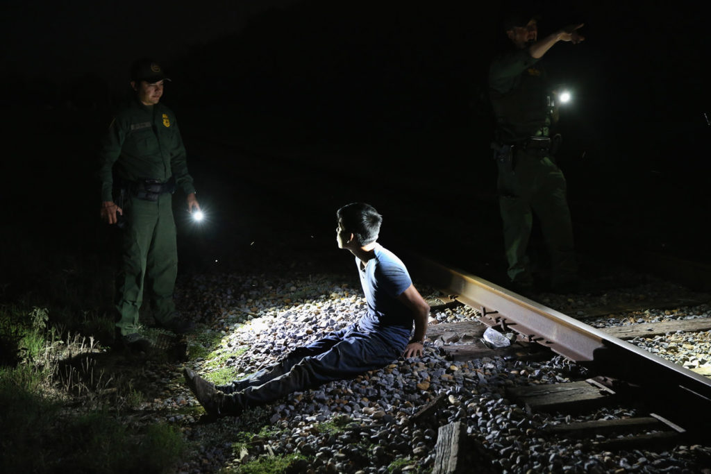Un militare statunitense arresta un immigrato clandestino nell'area di Rio Grande. Credits: John Moore/Getty Images