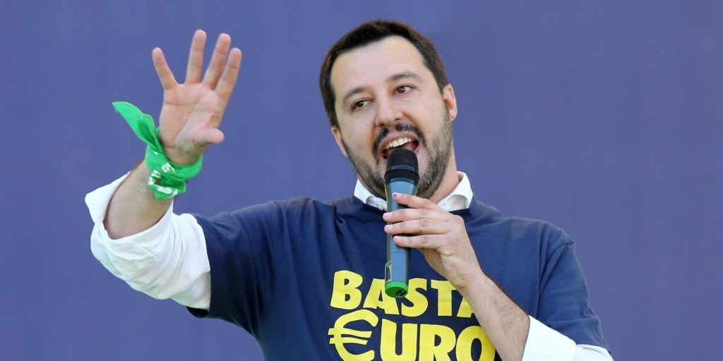 Matteo Salvini durante il suo intervento al raduno 2014 della Lega Nord a Pontida nel 2014 - ANSA / Paolo Magni