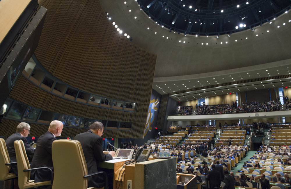 La General Assembly Hall delle Nazioni Unite semi-vuota, all'apertura dei lavori del "Summit for Refugees and Migrants". Credits: UN Photo