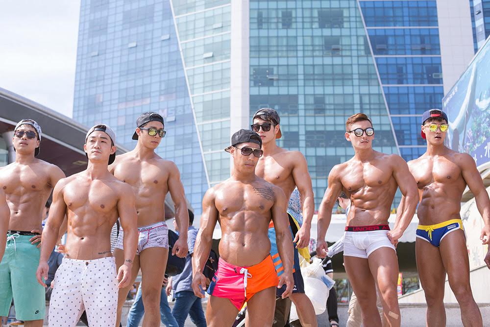 Culturisti nella Haeundae Beach a Busan. I coreani sono fanatici della salute e dell’aspetto fisico. L’apparenza qui è tutto, sia a livello fisico che in termini di conformità agli ideali”. © Filippo Venturi