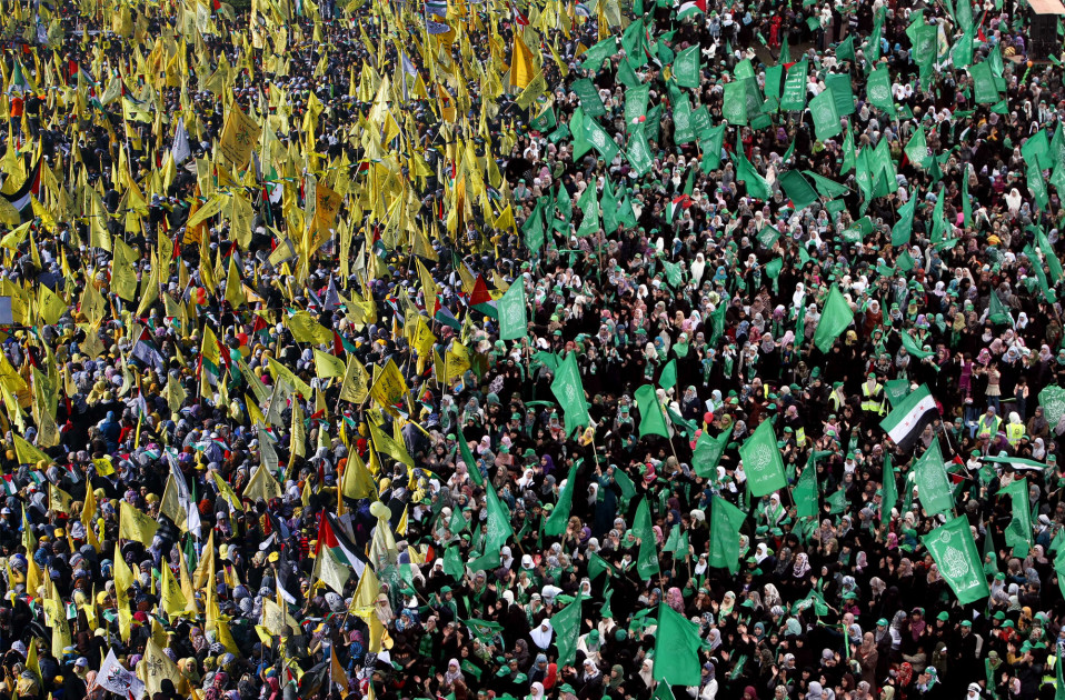 Sostenitori di Fatah (in giallo) e di Hamas (in verde) durante una manifestazione politica in Cisgiordania - source: vocativ.com