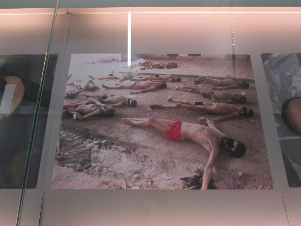 Una delle foto esposte al MAXXI di Roma che ritrae corpi di persone decedute nel carcere militare di Mezzeh (Damasco). Credits to: Zeppelin.